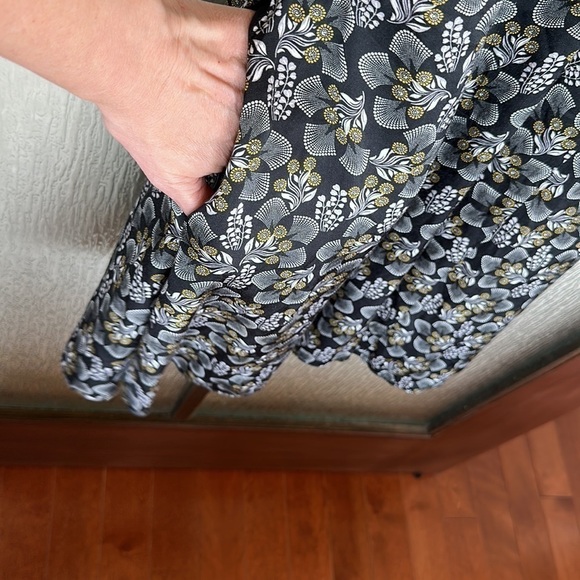 Slate & Willow Floral Varsity Trim V Neck Mini Dress in size 2. EUC - Picture 6 of 10